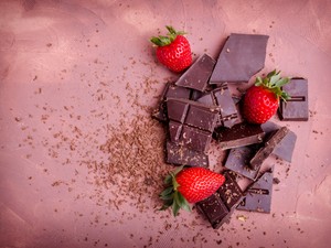 Gyulladáscsökkentő, erős antioxidáns és még finom is: meg fogsz lepődni, milyen hatással lehet a testedre ez az édesség