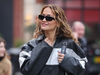 Rita Ora meztelen testét csupán fekete tollak fedik