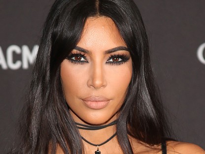 Nem fogsz hinni a szemednek: Kim Kardashian VÖRÖS lett!