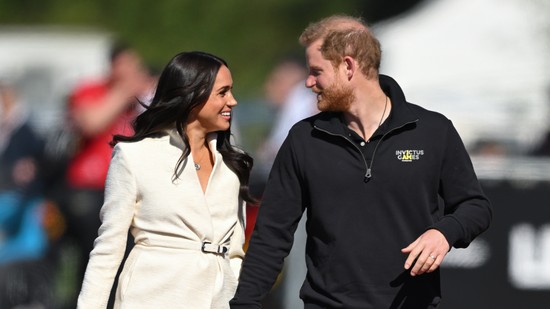 Meghan Markle és Harry herceg csókolózos fotója lángra lobbantotta az internetet, csak úgy árad belőle a szerelem