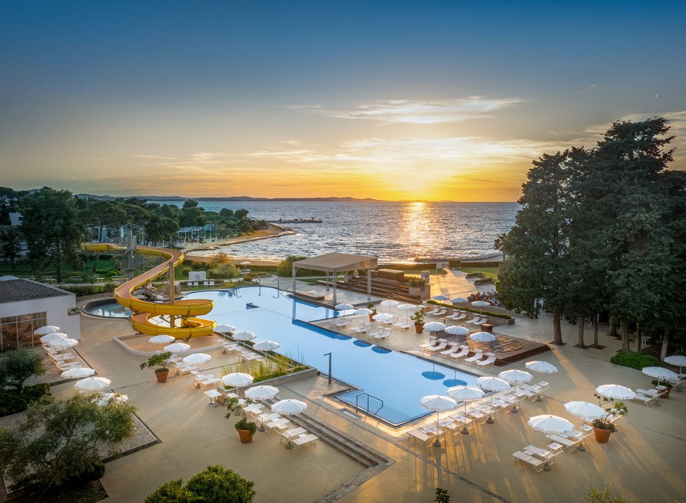 A hotel stranddal, wellnessközponttal, csúszdás medencékkel és változatos sportolási lehetőségekkel várja a vendégeket.