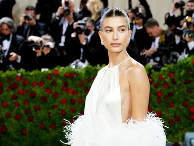 Elakad a szavunk: Így nézett ki Hailey Bieber, amikor életében először vonult végig a vörös szőnyegen