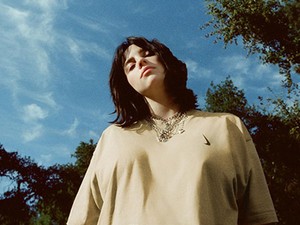 Billie Eilish zseniális kollaborációja alapdarabokkal rukkol elő
