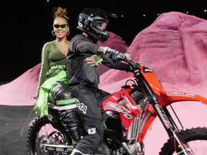 Fúj! Rihanna kitalálta a flip-flop tűsarkút, és nagyon RONDA