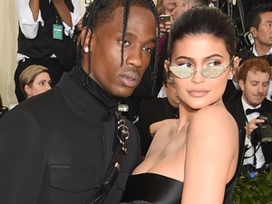 Kylie Jenner ruhája széktámlának készült, végül egy óriási melltartó lett belőle!