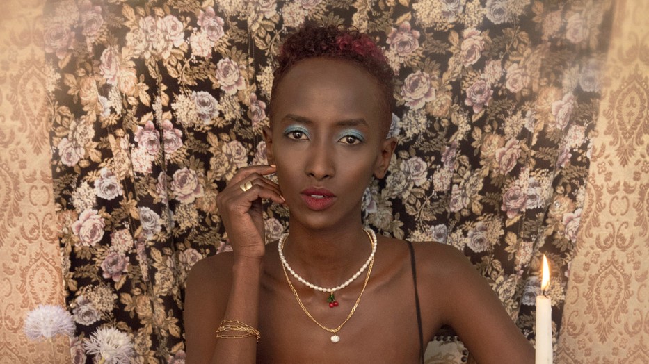 Kafi Rea Milla tavaly nyáron édesanya lett |Bársonyruha THE FOUR thefour.com, Gyöngyös nyaklánccseresznyével NINFA HANDMADE– Spark Le Monde, Aranyozottnyaklánc gyönggyel REVI STUDIO, Karkötő MANGO