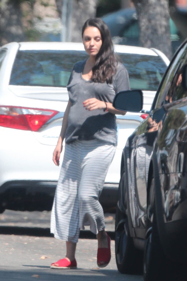 mila kunis terhes, ashton kutcher, mila kunis hasa, paparazzi fotok