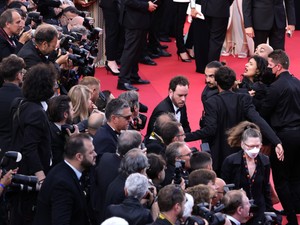 Félmeztelenül tiltakozott egy aktivista az ukrán nők megerőszakolása ellen Cannes-ban