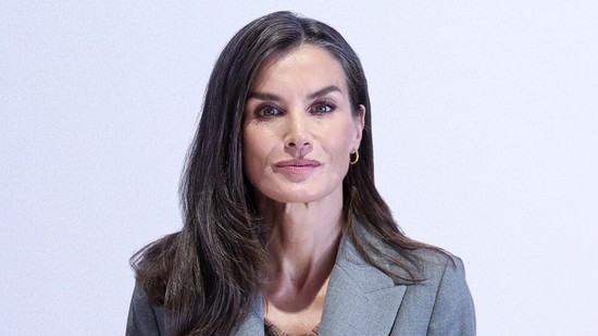 Letícia spanyol királyné legújabb portréja valami álomszép, messze felülmúlja az angol királyi családot