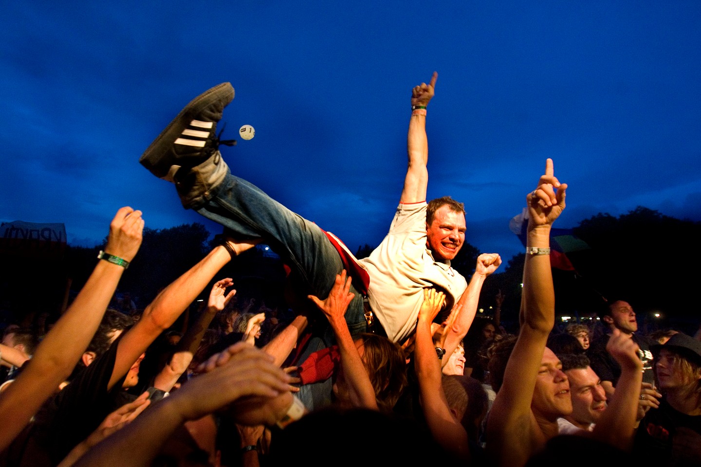 A világzene is helyet kap a Sziget repertoárjában, itt épp orosz zenerajongók ünnepelnek. (2006)
