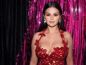 Selena Gomez felrúgta az esküvői etikettet ezzel a ruhaválasztással