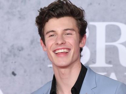 Jesszus! Egy rajongó megvágta Shawn Mendes arcát a koncertjén