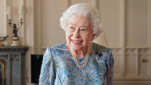 Videón, ahogy Erzsébet királynő megmondja a tutit a fotósoknak