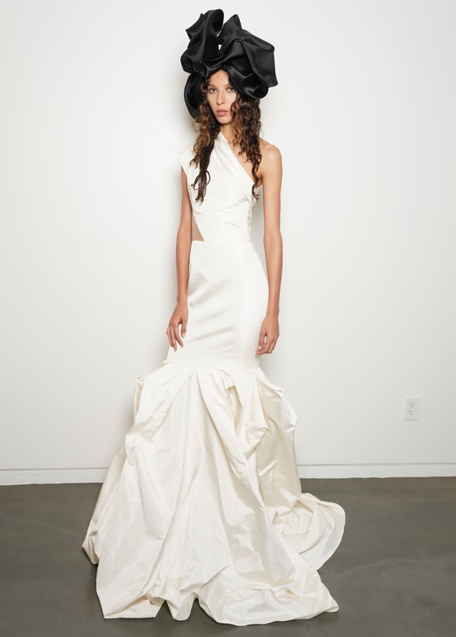 Ha inkább a kiegészítőkre helyeznéd a hangsúlyt, válassz merész fejdíszt! Vera Wang