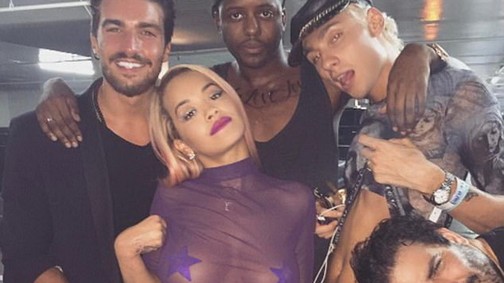 Rita Ora aztán nem szégyenlős - eszméletlen szettben ment partizni a híresség
