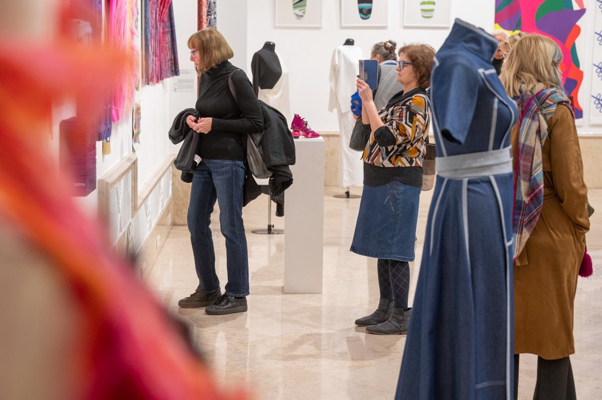 A TŰRÉSHATÁR | TŰ–RÉS–HATÁR tematikájú válogatás erőteljes vizuális válaszokat ad az emberi és anyagi határhelyzetekre