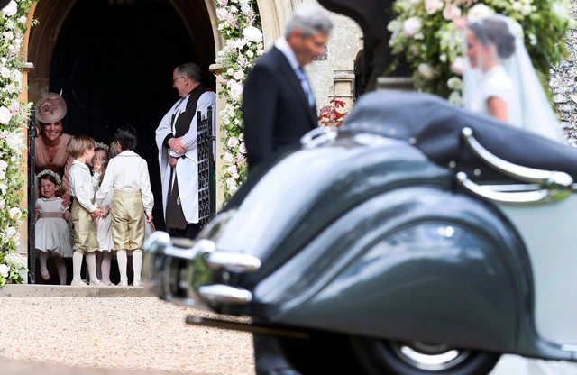 Kate Middleton és kislánya megpillantják a menyasszonyt