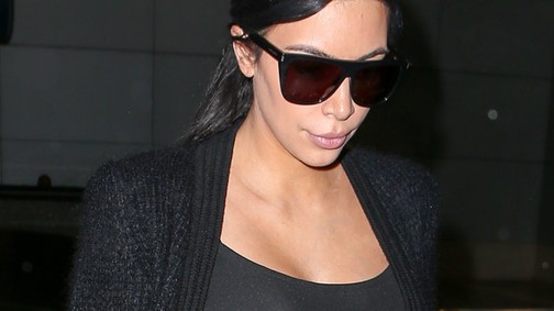 Pocakmutogató kezeslábasban Kim Kardashian