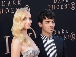 Elképesztően cuki módon lepte meg Sophie Turner Joe Jonas-t koncertje közben