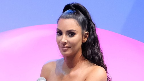 Hú, Kim Kardashian alaposan kipakolta a melleit