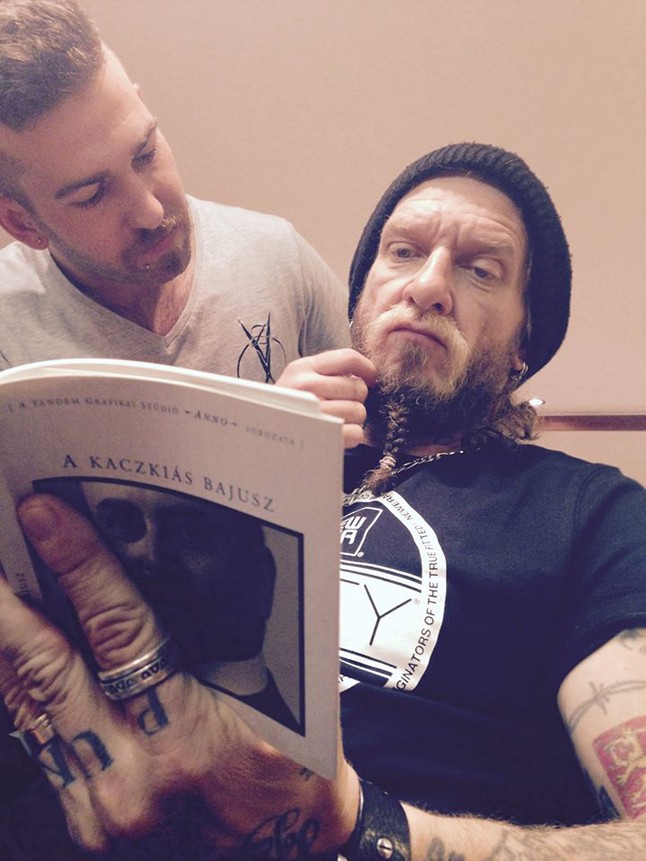 A hivatalos szabályok értelmében a szakállat viselőknek meg kellene borotválkozniuk, és csak a bajuszt hagyni fönt, de Ganxta Zolee-val ezúttal kivételt tettek. Nála maradhatott a szakáll, azonban - hogy jobban kiemelje - hidrogénszőkére festette bajszát.