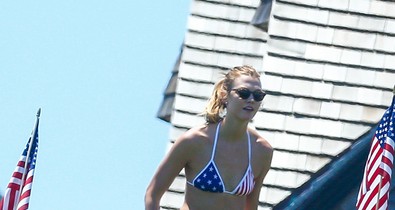 Bikini Amerika! - A sztárok nemzeti színű fürdőruhában pancsoltak