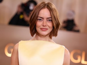 Emma Stone kétrészes szettben villantott hasat a Golden Globe-on, minden porcikájából sugárzik a kifinomultság 