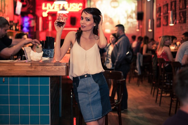 Újrahasznosított farmer mindenek felett - ismerd meg a Sharolta tervezőjét