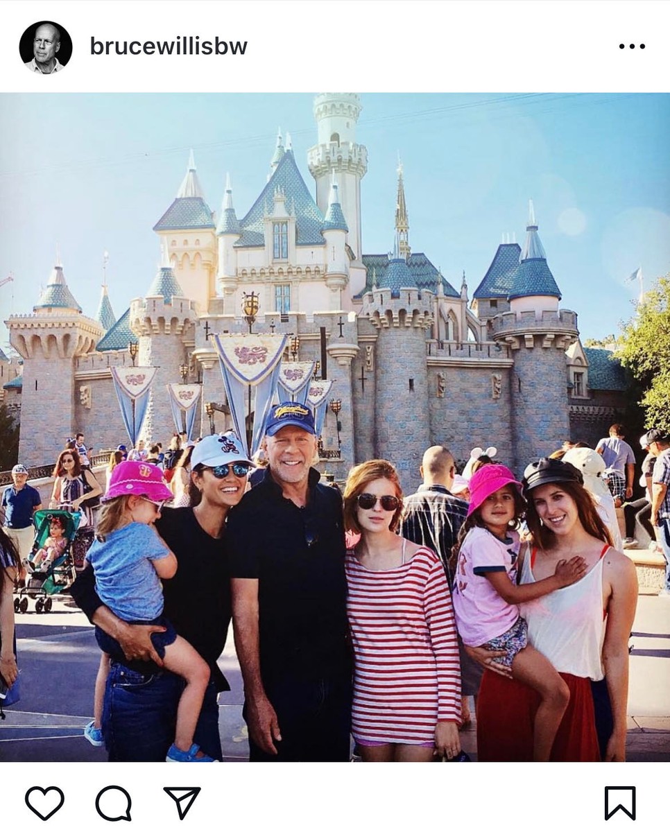 Bruce Willis és családja Disneylandben