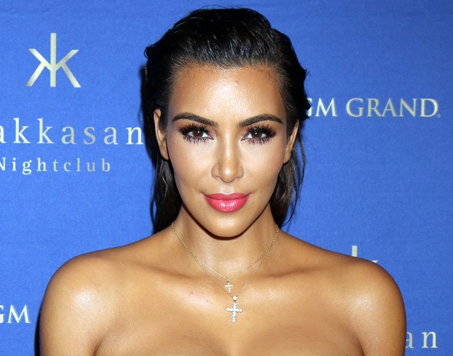 kim kardashian, haj, frizura, vizes hatású haj, kukazsák