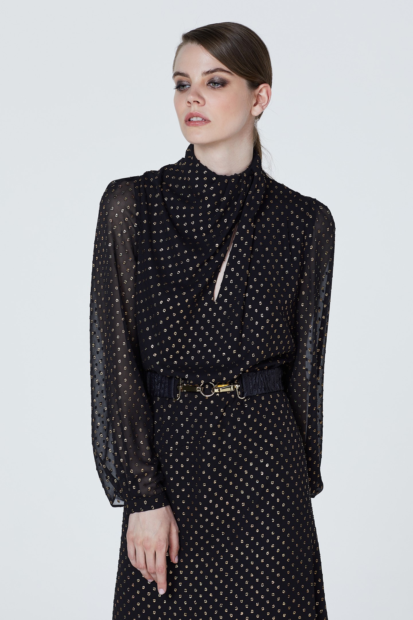 Egy konszolidált kis ruha is lehet nagyon különleges, ha van benne egy izgalmas szabászati meglepetés és ha az anyagán szépen megcsillan az őszi napfény