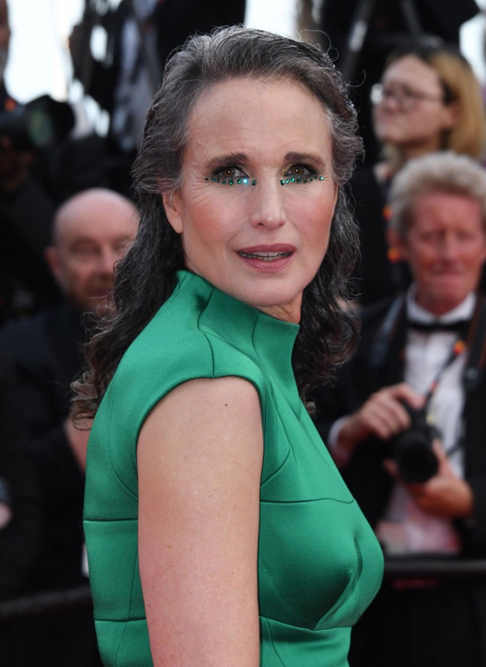  Vizes hatású haj, és extrém smink: Andie MacDowell váratlant húzott a vörös szőnyegen