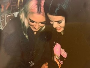 Micsoda? Selena Gomez egy nővel vált forró csókot új fotóján