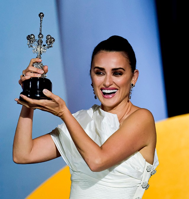 Álomszép: Penélope Cruz modern esküvői ruhában vette át életműdíját