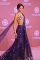 Az indiai tervező, Rahul Mishra Couture kreációjában egyszerűen gyönyörűen festett 2023-ban.  