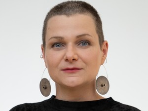 Ékszerbe zárt történetek – Beszélgetés Börcsök Anna ötvösművésszel, narratív ékszer tervezővel