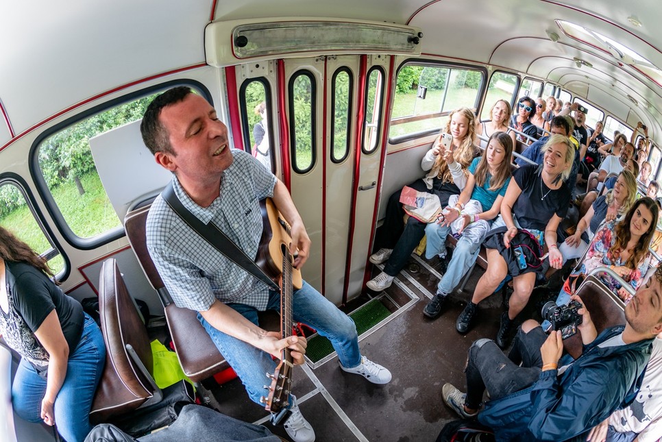 Remek hangulat, önfeledt szórakozás szinte garantált a Csigabuszon, a Művészetek Völgye ingyenes buszjáratán