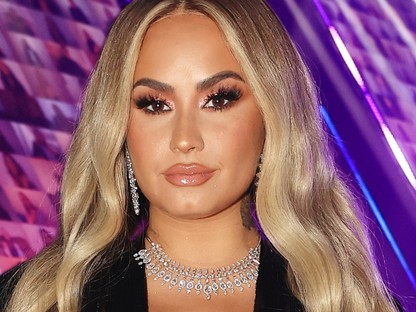 Demi Lovato ebben a szettben úgy néz ki mintha a Kardashian család tagja lenne