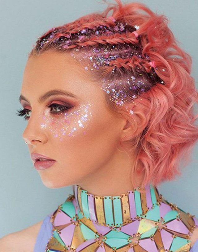 Ragyogj te a legfényesebben a fesztiválokon: legyen csillám frizurád