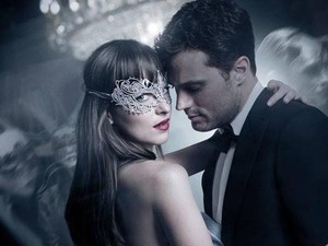 A sötét ötveny árnyalatában is lesz kínosan giccses rész! - Itt az új trailer!