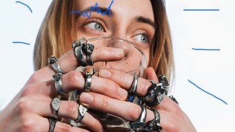 Sapi Jewlery X Manna FTA kollaboráció Fotó: Rrnella Mari Modell: Hajdú Lili