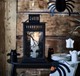 Egy lámpás egyaránt tökéletes kiegészítő beltérre és kültérre, és akkor is képes megteremteni a halloweeni alaphangulatot, ha más kiegészítővel nem is készülsz