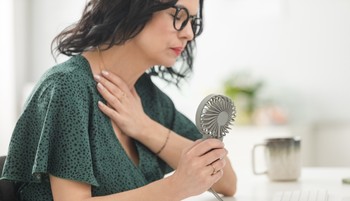 „Kiálltam a kollégák elé, és elmondtam: én is ezzel küzdök” – menopauzaforradalom a Tescónál
