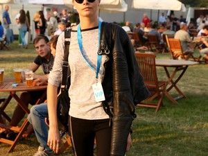 Nem számít a meleg, Cara Delevingne menő bőrkabátja mindig kéznél