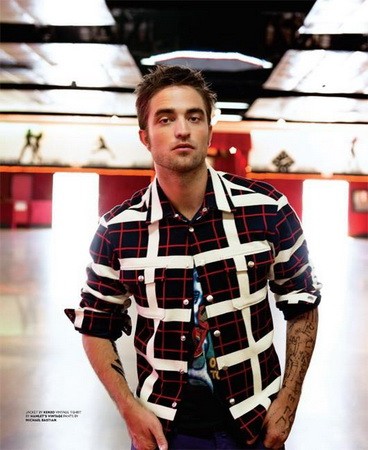 Robert Pattinson profi stylinggal, és széttetovált karral