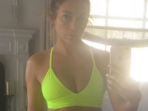 Nézd azt a kockás hasat! Jennifer Lopez smink nélkül szelfizett