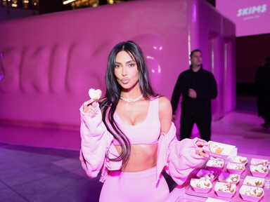 Kim Kardasian középső ujja nem élte túl a Photoshop-balesetét