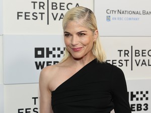 Selma Blair az egész világnak leckét adott élni akarásból, súlyos betegsége ellenére is ragyog a vörös szőnyegen