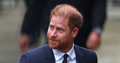 Megérkezett Angliába Harry herceg, nem akárhol fotózták Károly király fiát