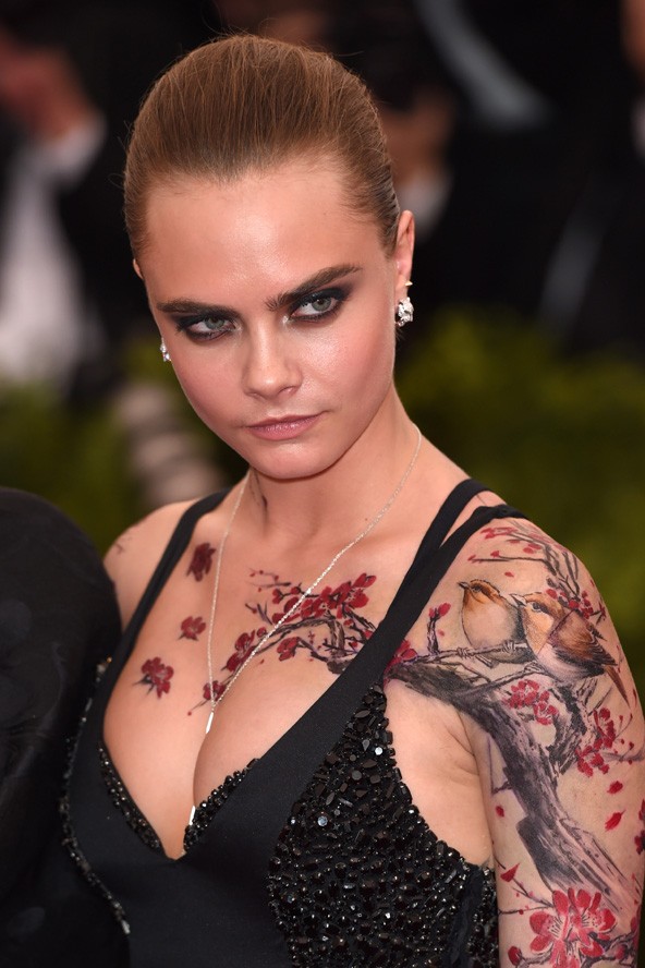 Cara Delevingne a műtetoválásokban bízott.